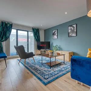 Blue Puffin Stays: Stylish 2-bed In Ocean Village Apartment
